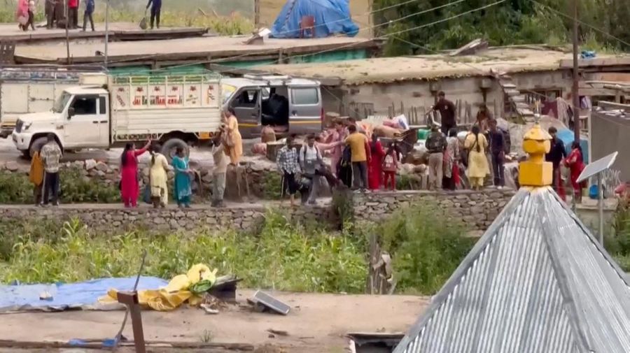 Orang-orang membawa jenazah korban, setelah hujan lebat yang mematikan, di kota Chasoti, distrik Kishtwar, Kashmir India, 14 Agustus 2025. (REUTERS/Stringer)