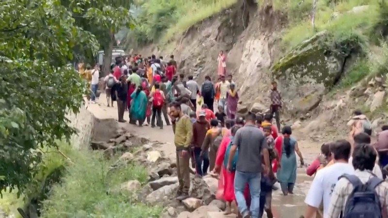 Orang-orang membawa jenazah korban, setelah hujan lebat yang mematikan, di kota Chasoti, distrik Kishtwar, Kashmir India, 14 Agustus 2025. (REUTERS/Stringer)