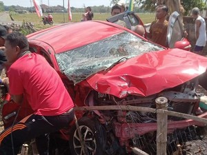 Penampakan Agya Ringsek Usai Tertabrak KA Batara Kresna di Wonogiri