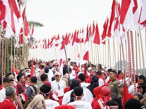 1.000 Bendera Merah Putih Berkibar di Jembatan Arasy Pecahkan Rekor MURI
