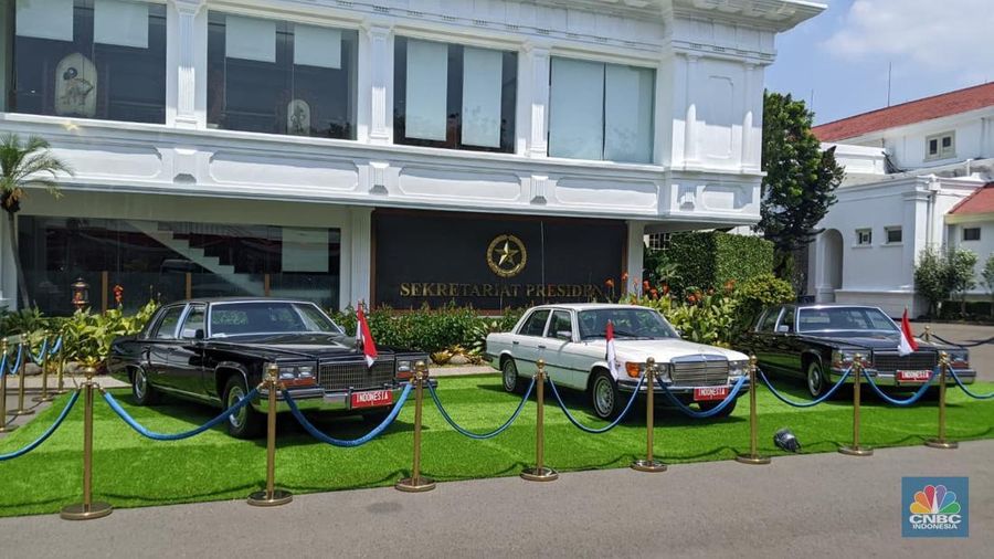 Istana Kepresidenan memajang tiga mobil antik yang pernah digunakan para Presiden RI dalam tugas kenegaraan, Sabtu (16/8/2025). (CNBC Indonesia/Emir Yanwardhana)
