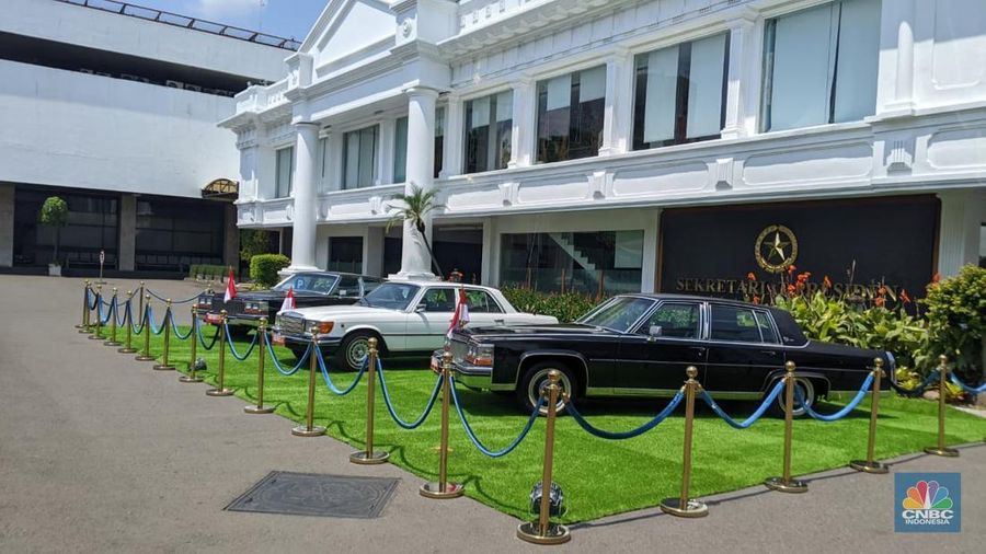 Istana Kepresidenan memajang tiga mobil antik yang pernah digunakan para Presiden RI dalam tugas kenegaraan, Sabtu (16/8/2025). (CNBC Indonesia/Emir Yanwardhana)