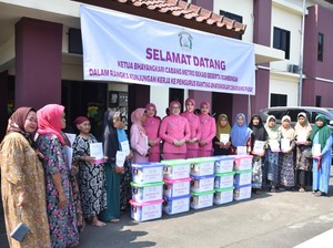 Peduli Masyarakat, Ketua Bhayangkari Bekasi Salurkan Bantuan untuk Duafa