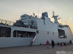 KRI Semarang Berlabuh di Lombok Barat, Taruna AAL Siap Meriahkan HUT ke-80 RI