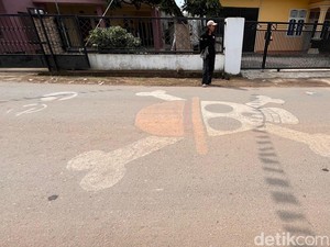 Sekelompok Pemuda Gambar Mural One Piece di Jalan Padat Karya Lampung