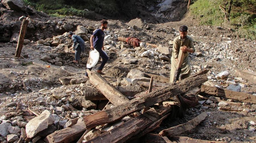 Orang-orang berkumpul di lokasi banjir bandang di Tehsil Salarzai di distrik Bajaur, Pakistan. Korban jiwa akibat hujan monsun deras yang memicu tanah longsor dan banjir bandang di wilayah utara Pakistan terus bertambah. Hingga Sabtu, 16 Agustus 2025, sedikitnya 194 orang dilaporkan meninggal. (REUTERS/Stringer)