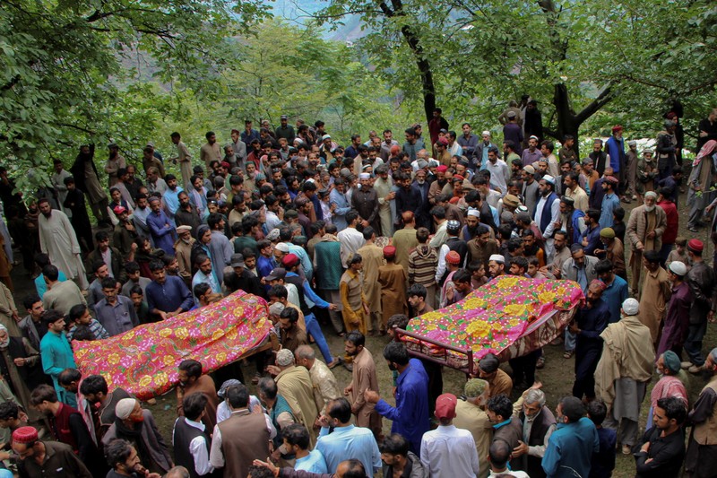 Orang-orang berkumpul di lokasi banjir bandang di Tehsil Salarzai di distrik Bajaur, Pakistan. Korban jiwa akibat hujan monsun deras yang memicu tanah longsor dan banjir bandang di wilayah utara Pakistan terus bertambah. Hingga Sabtu, 16 Agustus 2025, sedikitnya 194 orang dilaporkan meninggal. (REUTERS/Stringer)