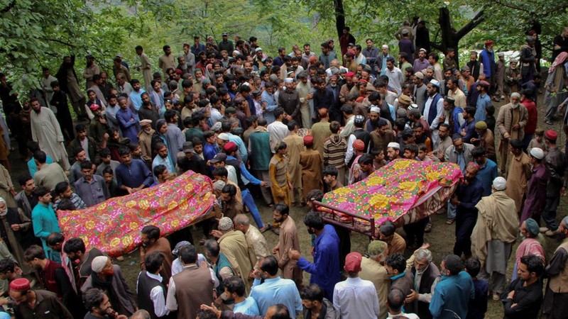 Orang-orang berkumpul di lokasi banjir bandang di Tehsil Salarzai di distrik Bajaur, Pakistan. Korban jiwa akibat hujan monsun deras yang memicu tanah longsor dan banjir bandang di wilayah utara Pakistan terus bertambah. Hingga Sabtu, 16 Agustus 2025, sedikitnya 194 orang dilaporkan meninggal. (REUTERS/Stringer)