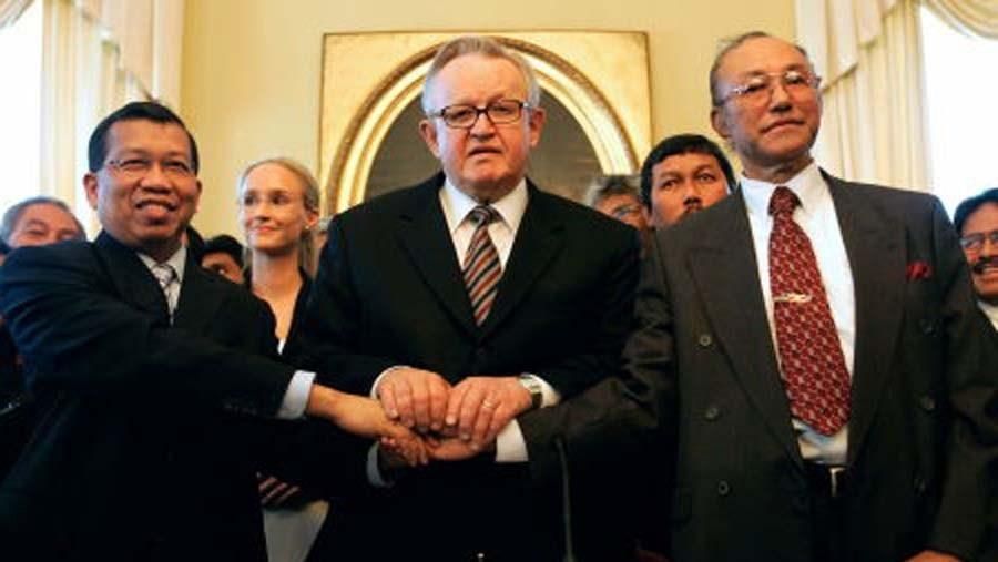 Hamid Awaluddin, Martti Ahtisari dan Malek Mahmud saat menyepakati perjanjian damai RI dan GAM di Smolna Goverment Banquet Hall, Finlandia (15 Agustus 2005). (Istimewa)