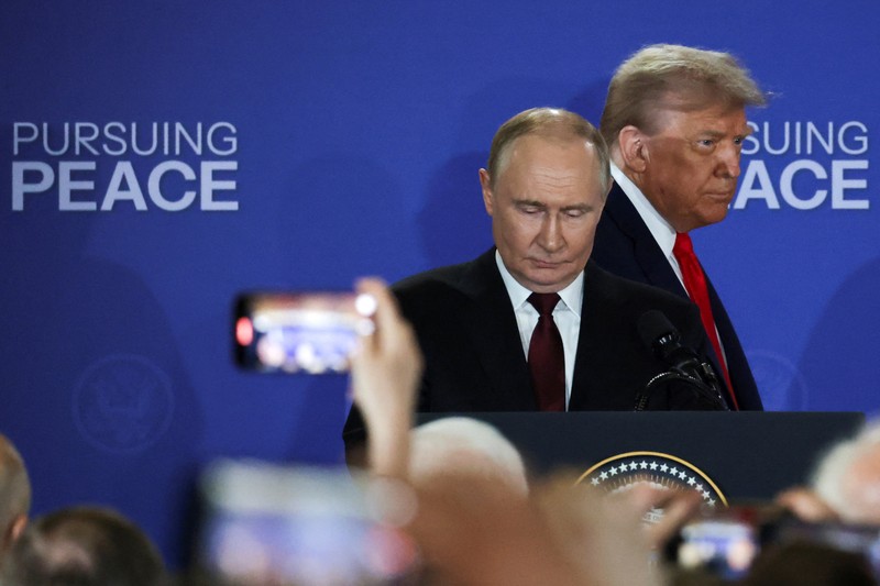Presiden AS Donald Trump dan Presiden Rusia Vladimir Putin berjabat tangan dalam konferensi pers setelah pertemuan mereka untuk merundingkan akhir perang di Ukraina, di Pangkalan Gabungan Elmendorf-Richardson, di Anchorage, Alaska, AS, 15 Agustus 2025. (REUTERS/Kevin Lamarque)