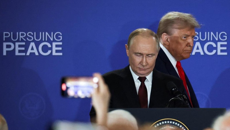 Presiden AS Donald Trump dan Presiden Rusia Vladimir Putin berjabat tangan dalam konferensi pers setelah pertemuan mereka untuk merundingkan akhir perang di Ukraina, di Pangkalan Gabungan Elmendorf-Richardson, di Anchorage, Alaska, AS, 15 Agustus 2025. (REUTERS/Kevin Lamarque)