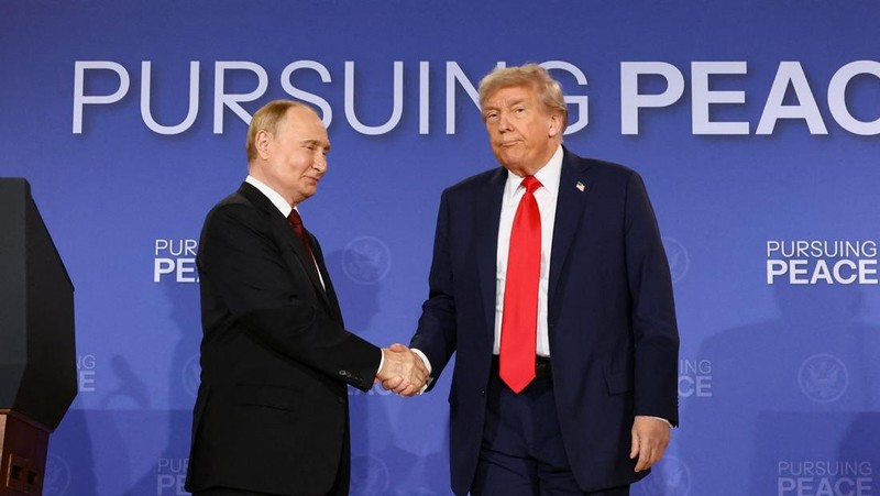 Presiden AS Donald Trump dan Presiden Rusia Vladimir Putin berjabat tangan dalam konferensi pers setelah pertemuan mereka untuk merundingkan akhir perang di Ukraina, di Pangkalan Gabungan Elmendorf-Richardson, di Anchorage, Alaska, AS, 15 Agustus 2025. (REUTERS/Kevin Lamarque)