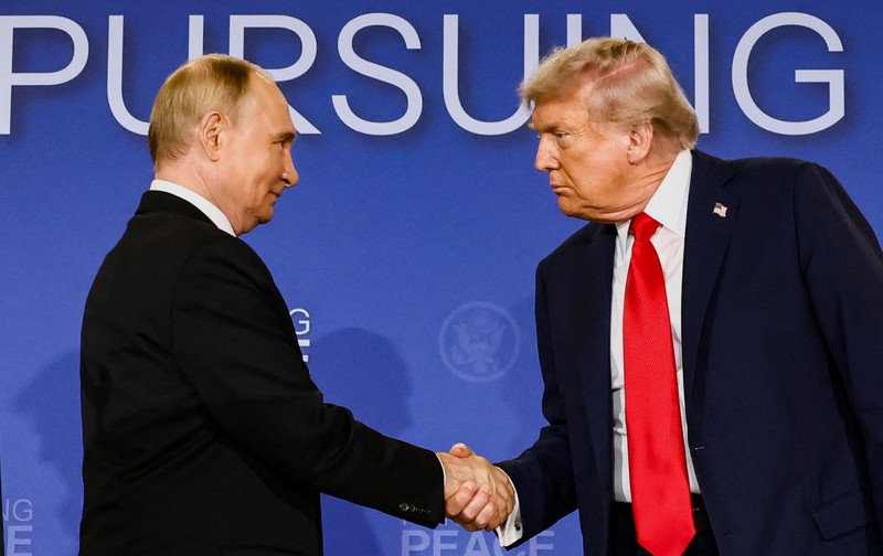 Presiden AS Donald Trump dan Presiden Rusia Vladimir Putin berjabat tangan dalam konferensi pers setelah pertemuan mereka untuk merundingkan akhir perang di Ukraina, di Pangkalan Gabungan Elmendorf-Richardson, di Anchorage, Alaska, AS, 15 Agustus 2025. (REUTERS/Kevin Lamarque)