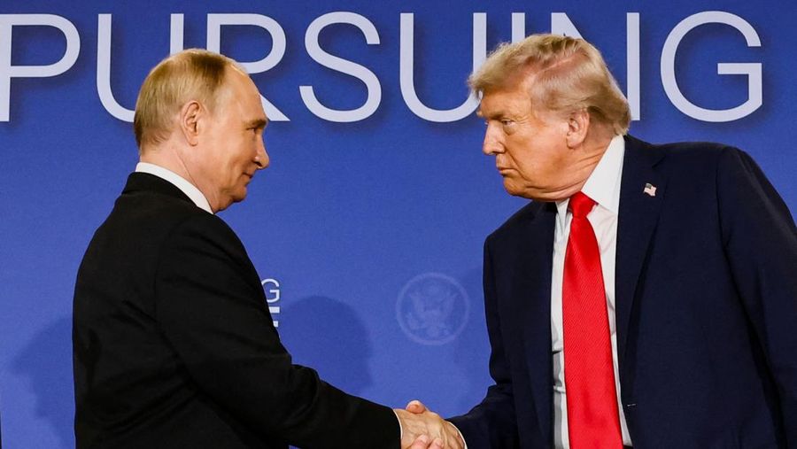 Presiden AS Donald Trump dan Presiden Rusia Vladimir Putin berjabat tangan dalam konferensi pers setelah pertemuan mereka untuk merundingkan akhir perang di Ukraina, di Pangkalan Gabungan Elmendorf-Richardson, di Anchorage, Alaska, AS, 15 Agustus 2025. (REUTERS/Kevin Lamarque)