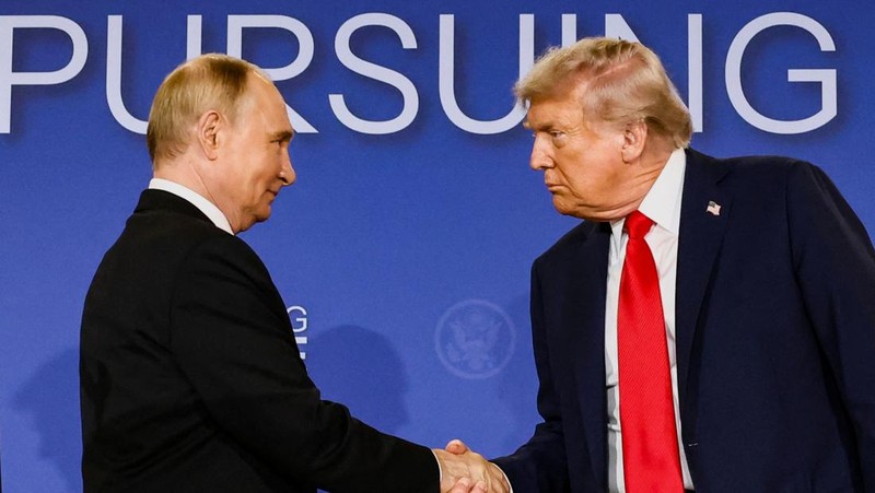 Presiden AS Donald Trump dan Presiden Rusia Vladimir Putin berjabat tangan dalam konferensi pers setelah pertemuan mereka untuk merundingkan akhir perang di Ukraina, di Pangkalan Gabungan Elmendorf-Richardson, di Anchorage, Alaska, AS, 15 Agustus 2025. (REUTERS/Kevin Lamarque)