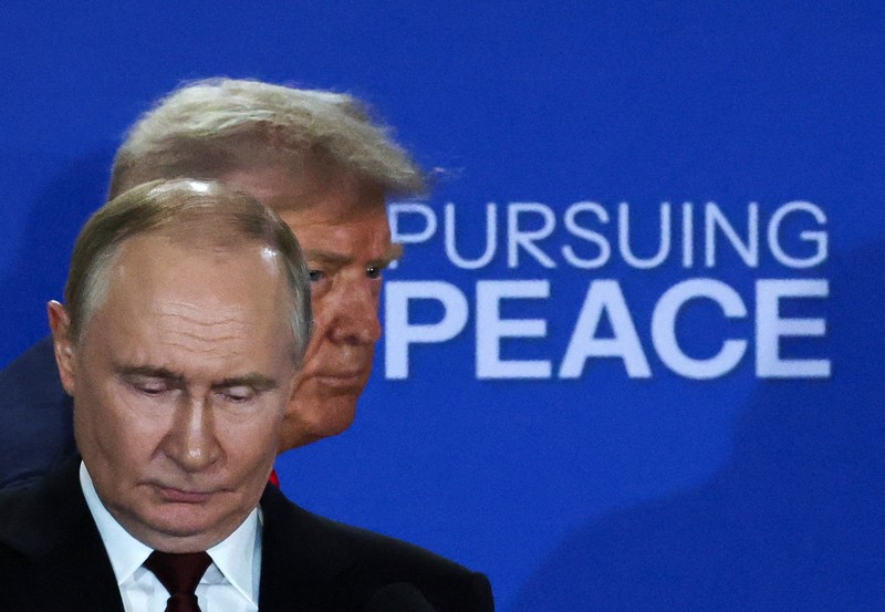 Presiden AS Donald Trump dan Presiden Rusia Vladimir Putin berjabat tangan dalam konferensi pers setelah pertemuan mereka untuk merundingkan akhir perang di Ukraina, di Pangkalan Gabungan Elmendorf-Richardson, di Anchorage, Alaska, AS, 15 Agustus 2025. (REUTERS/Kevin Lamarque)