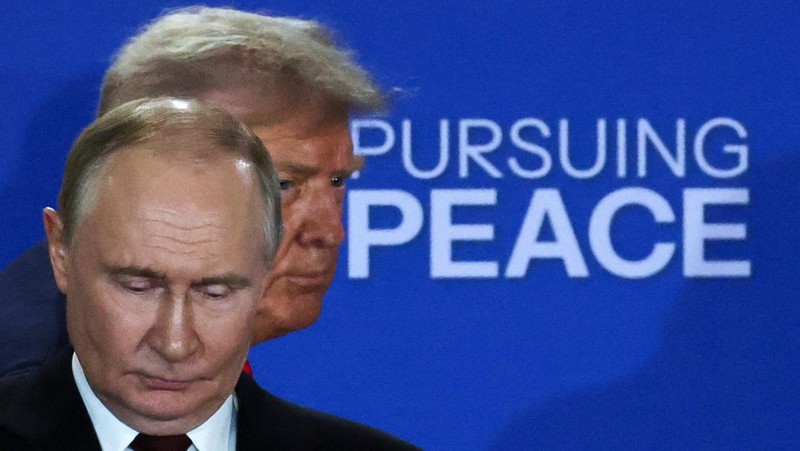 Presiden AS Donald Trump dan Presiden Rusia Vladimir Putin berjabat tangan dalam konferensi pers setelah pertemuan mereka untuk merundingkan akhir perang di Ukraina, di Pangkalan Gabungan Elmendorf-Richardson, di Anchorage, Alaska, AS, 15 Agustus 2025. (REUTERS/Kevin Lamarque)