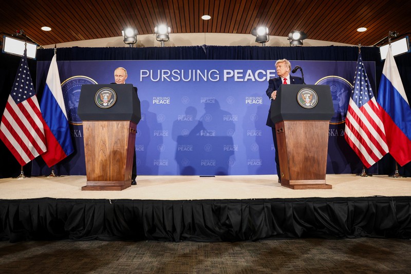 Presiden AS Donald Trump dan Presiden Rusia Vladimir Putin berjabat tangan dalam konferensi pers setelah pertemuan mereka untuk merundingkan akhir perang di Ukraina, di Pangkalan Gabungan Elmendorf-Richardson, di Anchorage, Alaska, AS, 15 Agustus 2025. (REUTERS/Kevin Lamarque)