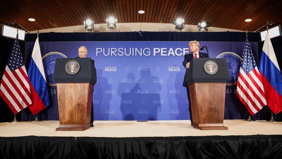 Presiden AS Donald Trump dan Presiden Rusia Vladimir Putin berjabat tangan dalam konferensi pers setelah pertemuan mereka untuk merundingkan akhir perang di Ukraina, di Pangkalan Gabungan Elmendorf-Richardson, di Anchorage, Alaska, AS, 15 Agustus 2025. (REUTERS/Kevin Lamarque)