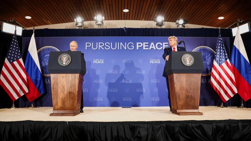 Presiden AS Donald Trump dan Presiden Rusia Vladimir Putin berjabat tangan dalam konferensi pers setelah pertemuan mereka untuk merundingkan akhir perang di Ukraina, di Pangkalan Gabungan Elmendorf-Richardson, di Anchorage, Alaska, AS, 15 Agustus 2025. (REUTERS/Kevin Lamarque)