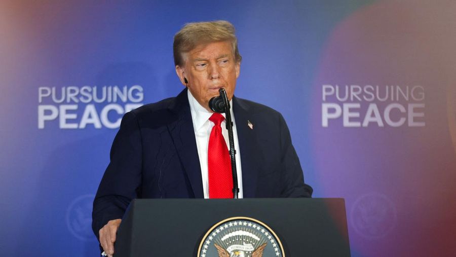 Presiden AS Donald Trump memberi isyarat saat meninggalkan panggung setelah konferensi pers bersama Presiden Rusia Vladimir Putin setelah pertemuan mereka untuk merundingkan akhir perang di Ukraina, di Pangkalan Gabungan Elmendorf-Richardson di Anchorage, Alaska, AS, 15 Agustus 2025. (REUTERS/Jeenah Moon)