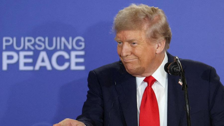 Presiden AS Donald Trump memberi isyarat saat meninggalkan panggung setelah konferensi pers bersama Presiden Rusia Vladimir Putin setelah pertemuan mereka untuk merundingkan akhir perang di Ukraina, di Pangkalan Gabungan Elmendorf-Richardson di Anchorage, Alaska, AS, 15 Agustus 2025. (REUTERS/Jeenah Moon)