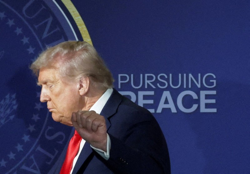 Presiden AS Donald Trump dan Presiden Rusia Vladimir Putin berjabat tangan dalam konferensi pers setelah pertemuan mereka untuk merundingkan akhir perang di Ukraina, di Pangkalan Gabungan Elmendorf-Richardson, di Anchorage, Alaska, AS, 15 Agustus 2025. (REUTERS/Kevin Lamarque)