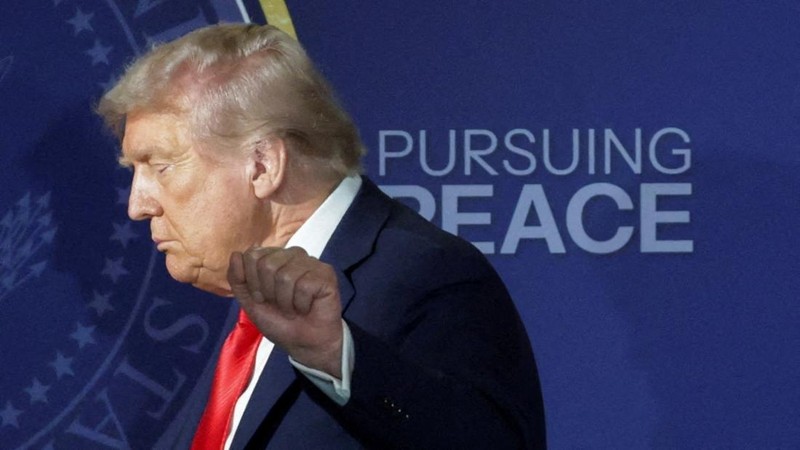 Presiden AS Donald Trump dan Presiden Rusia Vladimir Putin berjabat tangan dalam konferensi pers setelah pertemuan mereka untuk merundingkan akhir perang di Ukraina, di Pangkalan Gabungan Elmendorf-Richardson, di Anchorage, Alaska, AS, 15 Agustus 2025. (REUTERS/Kevin Lamarque)
