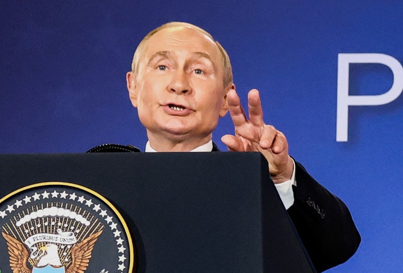 Presiden AS Donald Trump dan Presiden Rusia Vladimir Putin berjabat tangan dalam konferensi pers setelah pertemuan mereka untuk merundingkan akhir perang di Ukraina, di Pangkalan Gabungan Elmendorf-Richardson, di Anchorage, Alaska, AS, 15 Agustus 2025. (REUTERS/Kevin Lamarque)