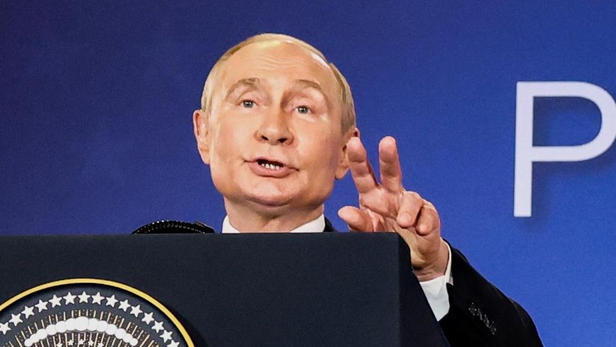 Presiden AS Donald Trump dan Presiden Rusia Vladimir Putin berjabat tangan dalam konferensi pers setelah pertemuan mereka untuk merundingkan akhir perang di Ukraina, di Pangkalan Gabungan Elmendorf-Richardson, di Anchorage, Alaska, AS, 15 Agustus 2025. (REUTERS/Kevin Lamarque)