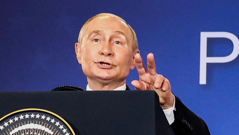 Presiden AS Donald Trump dan Presiden Rusia Vladimir Putin berjabat tangan dalam konferensi pers setelah pertemuan mereka untuk merundingkan akhir perang di Ukraina, di Pangkalan Gabungan Elmendorf-Richardson, di Anchorage, Alaska, AS, 15 Agustus 2025. (REUTERS/Kevin Lamarque)