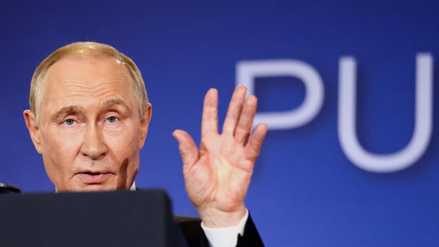 Presiden Rusia Vladimir Putin memberi isyarat saat ia dan Presiden AS Donald Trump (tidak terlihat) mengadakan konferensi pers setelah pertemuan mereka untuk merundingkan akhir perang di Ukraina, di Pangkalan Gabungan Elmendorf-Richardson, di Anchorage, Alaska, AS, 15 Agustus 2025. (REUTERS/Jeenah Moon)
