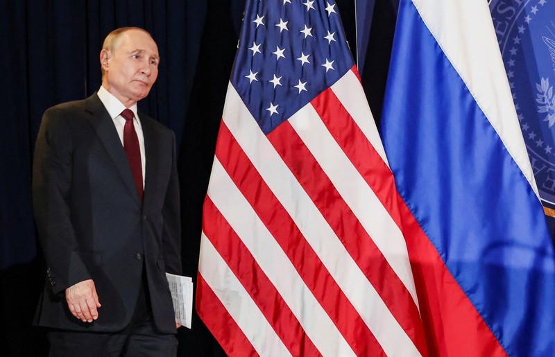 Presiden AS Donald Trump dan Presiden Rusia Vladimir Putin berjabat tangan dalam konferensi pers setelah pertemuan mereka untuk merundingkan akhir perang di Ukraina, di Pangkalan Gabungan Elmendorf-Richardson, di Anchorage, Alaska, AS, 15 Agustus 2025. (REUTERS/Kevin Lamarque)
