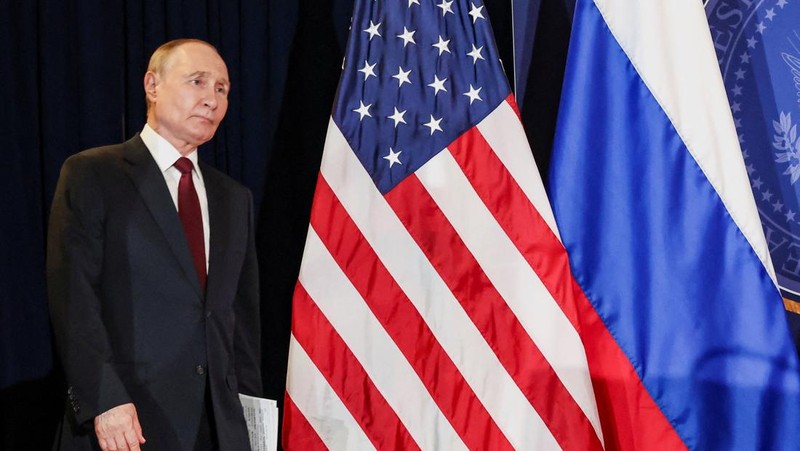 Presiden AS Donald Trump dan Presiden Rusia Vladimir Putin berjabat tangan dalam konferensi pers setelah pertemuan mereka untuk merundingkan akhir perang di Ukraina, di Pangkalan Gabungan Elmendorf-Richardson, di Anchorage, Alaska, AS, 15 Agustus 2025. (REUTERS/Kevin Lamarque)