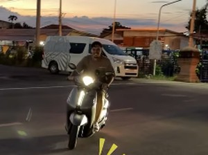 Shayne Pattynama Jadi Ngabers di Thailand: Naik Motor Knalpot Brong-Tak Pakai Helm