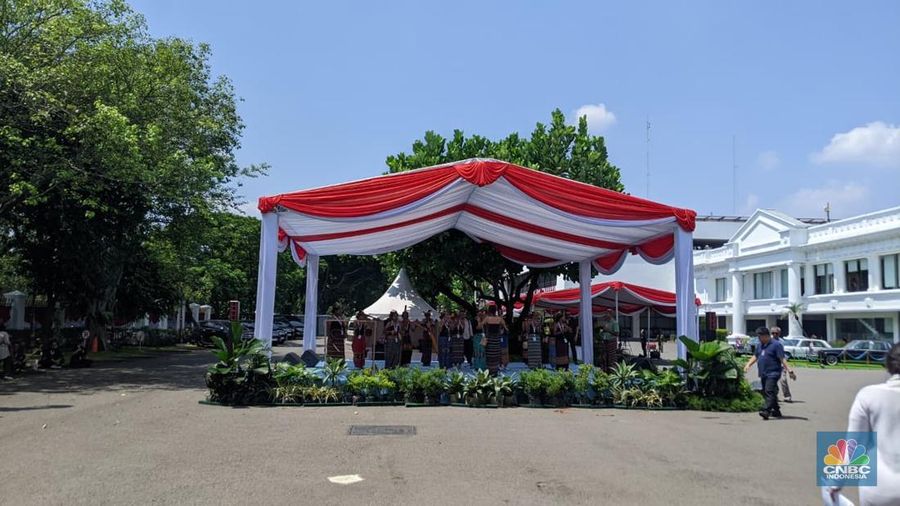 Istana Kepresidenan memajang tiga mobil antik yang pernah digunakan para Presiden RI dalam tugas kenegaraan, Sabtu (16/8/2025). (CNBC Indonesia/Emir Yanwardhana)