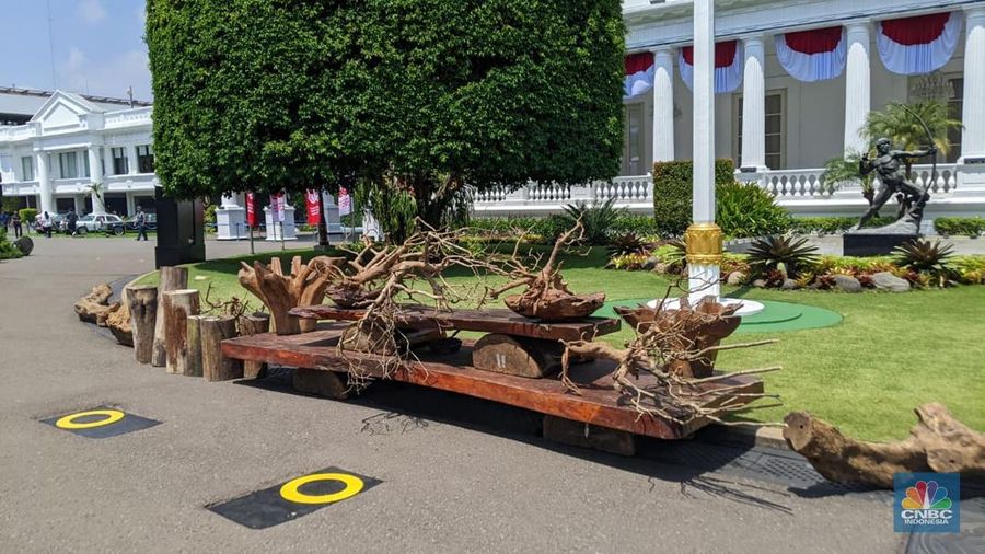 Istana Kepresidenan memajang tiga mobil antik yang pernah digunakan para Presiden RI dalam tugas kenegaraan, Sabtu (16/8/2025). (CNBC Indonesia/Emir Yanwardhana)
