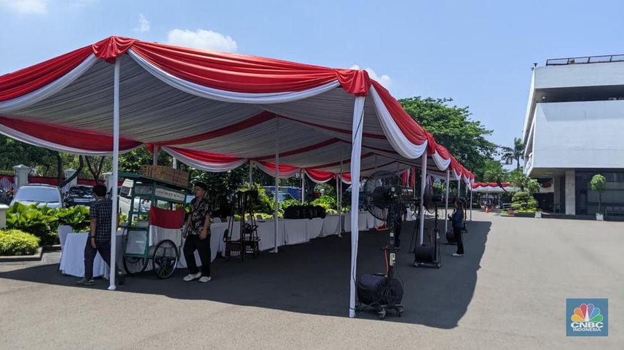 Istana Kepresidenan memajang tiga mobil antik yang pernah digunakan para Presiden RI dalam tugas kenegaraan, Sabtu (16/8/2025). (CNBC Indonesia/Emir Yanwardhana)