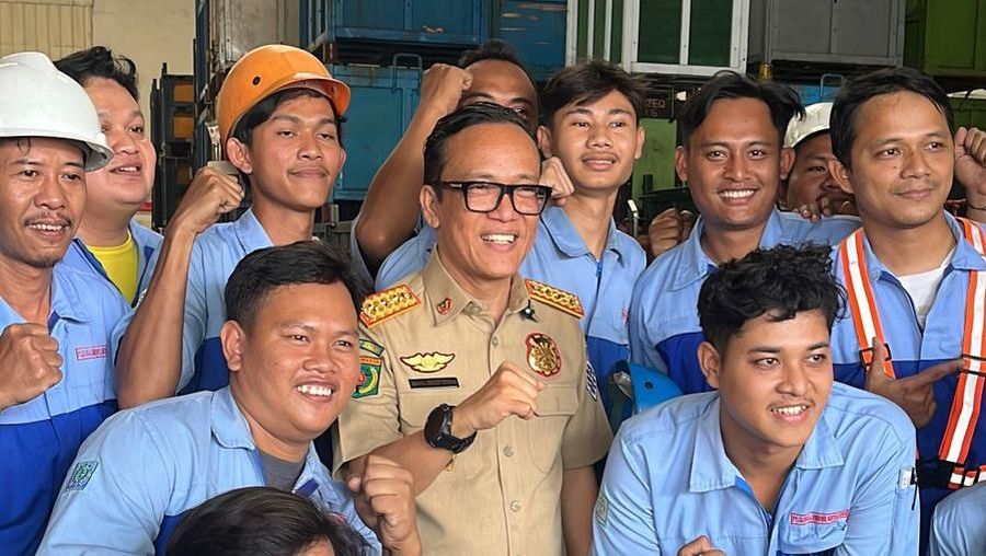 Wakil Menteri Ketenagakerjaan, Immanuel Ebenezer, melakukan inspeksi mendadak (sidak) ke PT Global Dimensi Metalindo di Kawasan Industri Cikarang, Kabupaten Bekasi, Kamis (14/8/2025). (Dok. Biro Humas Kemnaker)