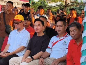 Video: Momen Wapres Gibran Nonton Panjat Pinang di Kalimalang