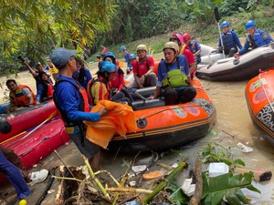Peringati HUT RI, Wawalkot Serang-Warga Bersih-bersih Sungai Cibanten