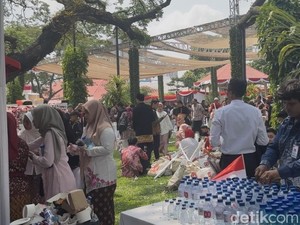 Ada Pesta Rakyat, Lapangan Istana Merdeka Mendadak Jadi Tempat Piknik Warga
