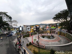 Alun-alun Kuningan: Denyut Kota di Bawah Bayang Gunung Ciremai