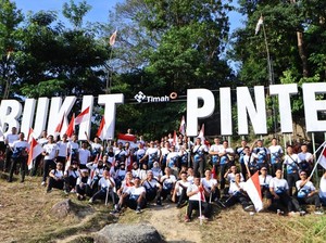 Polda Babel Kibarkan Bendera di Bukit Pinteir