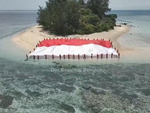 Bendera Merah Putih Ukuran Besar Berkibar di Pulau Tikus Bengkulu