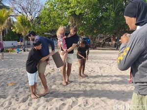 Saat Bule-Bule Happy Ramaikan Lomba 17 Agustus di Kuta