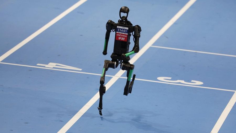 Unitree Robotics and Tiangong humanoid robots compete in the 100m final at the inaugural World Humanoid Robot Games, at the National Speed Skating Oval in Beijing, China August 17, 2025.  REUTERS/Florence Lo     TPX IMAGES OF THE DAY