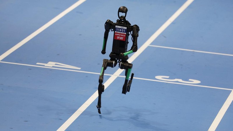 Unitree Robotics and Tiangong humanoid robots compete in the 100m final at the inaugural World Humanoid Robot Games, at the National Speed Skating Oval in Beijing, China August 17, 2025.  REUTERS/Florence Lo     TPX IMAGES OF THE DAY