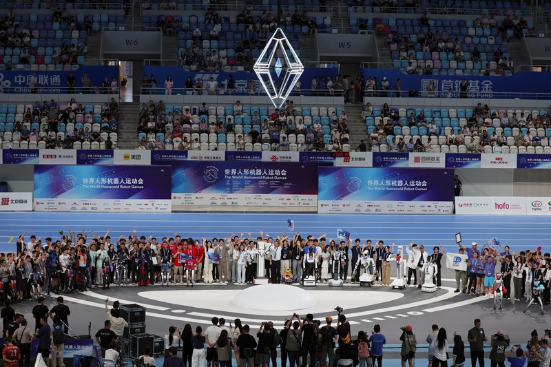 Unitree Robotics and Tiangong humanoid robots compete in the 100m final at the inaugural World Humanoid Robot Games, at the National Speed Skating Oval in Beijing, China August 17, 2025.  REUTERS/Florence Lo     TPX IMAGES OF THE DAY