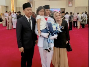 Tangis Haru Shanty Denny Lihat Anak Jadi Paskibraka Provinsi Banten